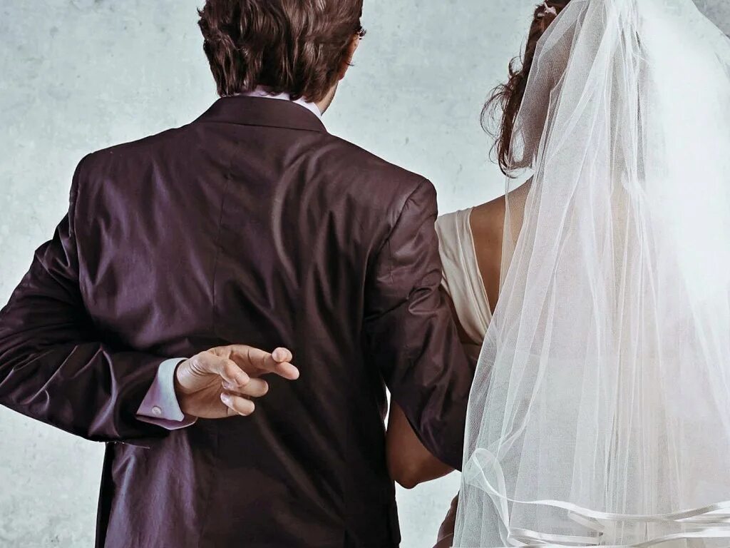Фиктивные браки для получения. Фиктивный брак. Невесты. Жених и невеста со спины. Невеста спиной с фатой.