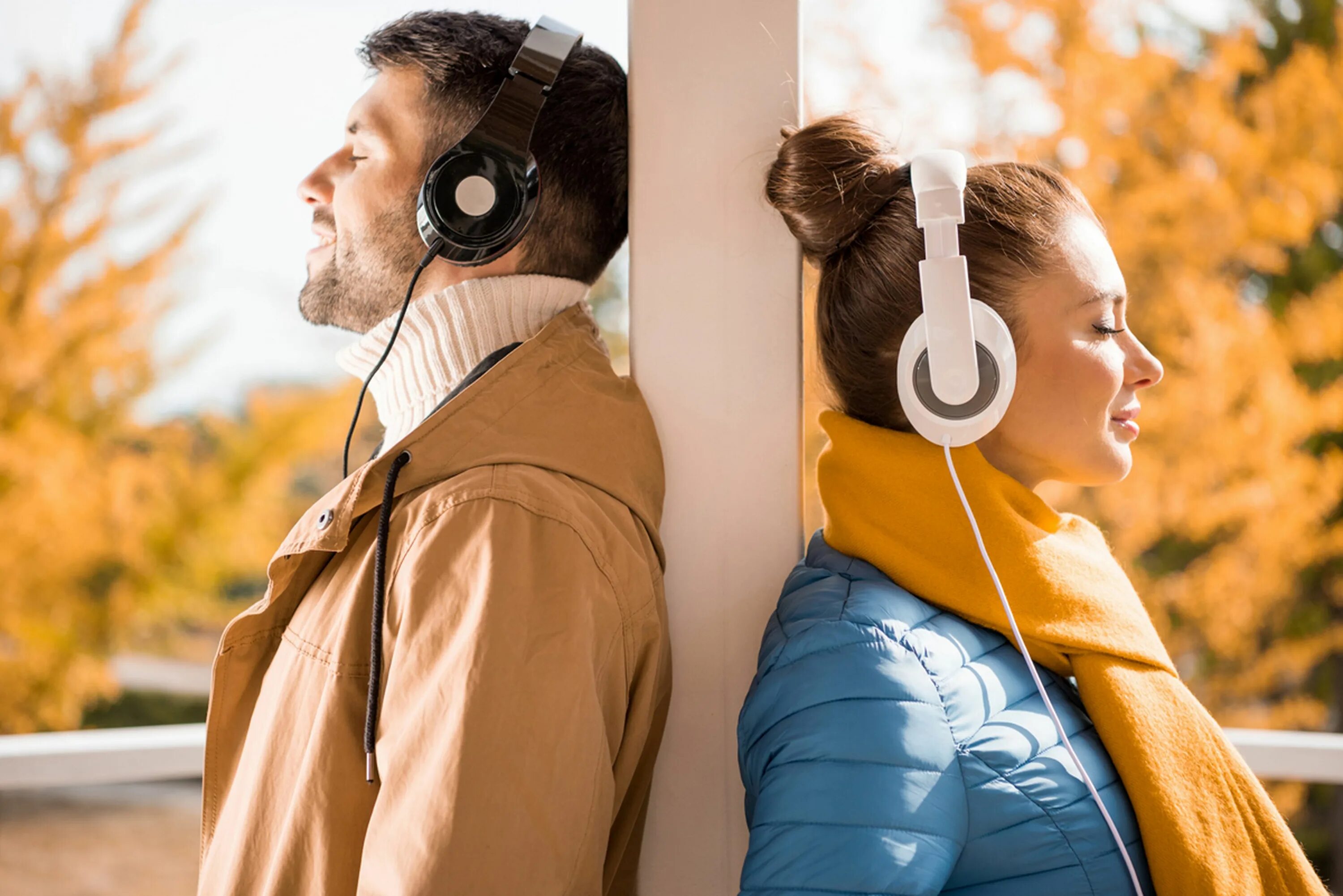 They listening to music now. Человек в наушниках. Человек с наушниками. Наушники на человеке. Человек в Наушках.