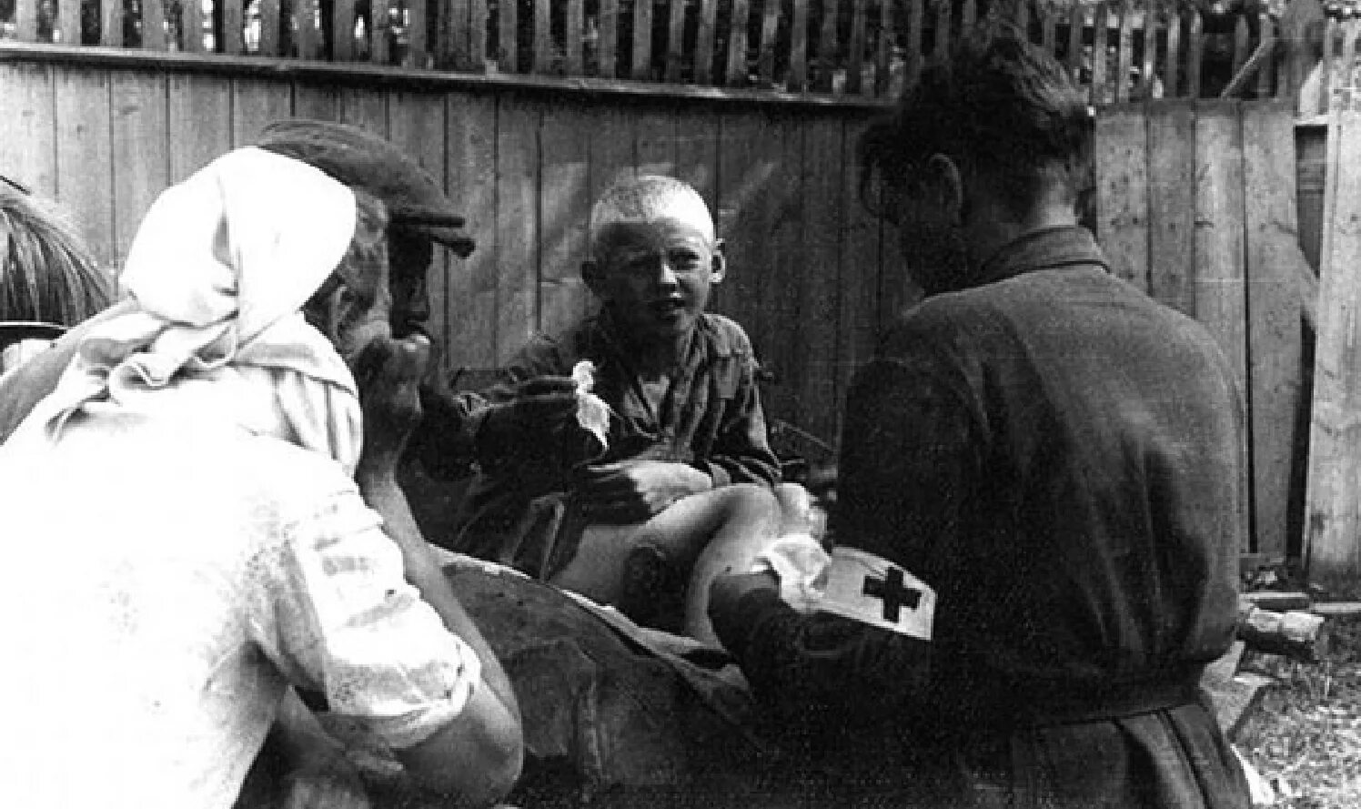 Советский человек в оккупации. Немцы на оккупированных территориях. Дети под оккупацией у немцев. Асмус Реммер немецкий фотограф. Убитые немецкие солдаты.