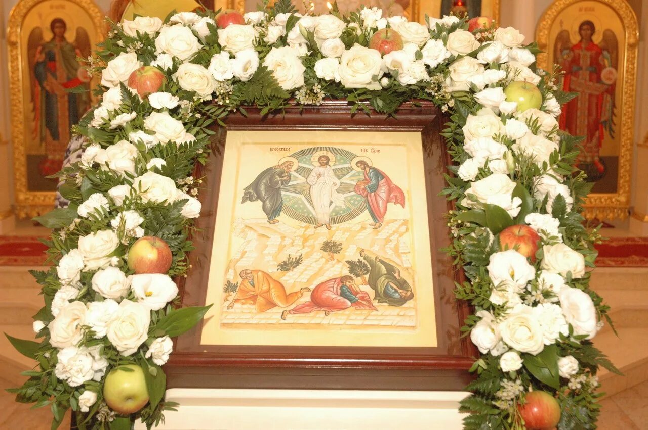 Икона преображение господне аналойная. Преображение господне икона на аналое. Свято елисаветинский монастырь украшение храма. Храмовая флористика преображение господне. Храмовая флористика преображение господне алтарь.