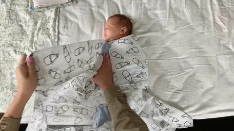 Как правильно пеленают в роддоме