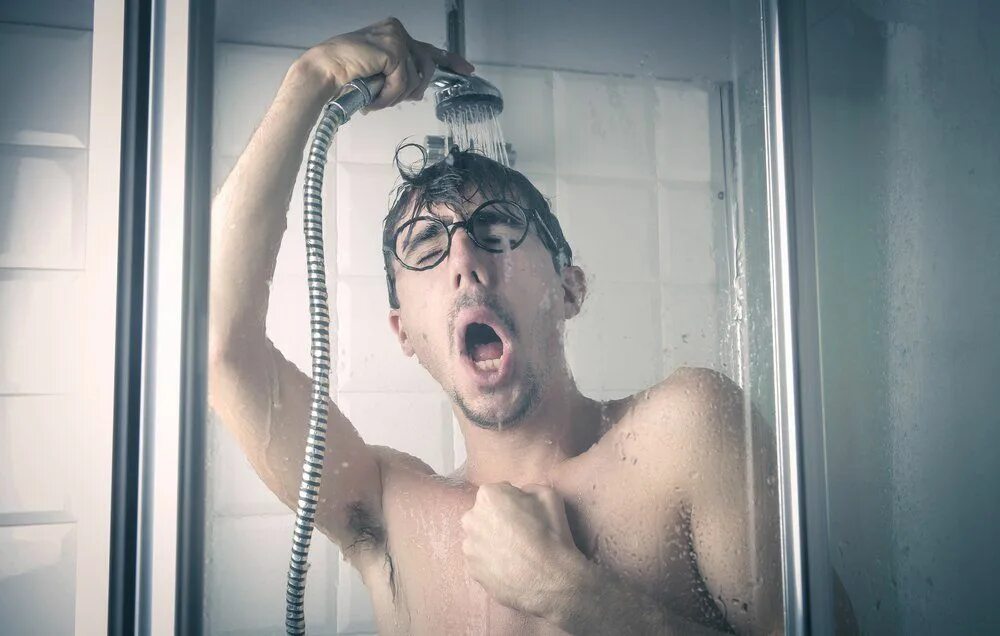 Человек в душе. Мужик под душем. 1 a shower or the shower