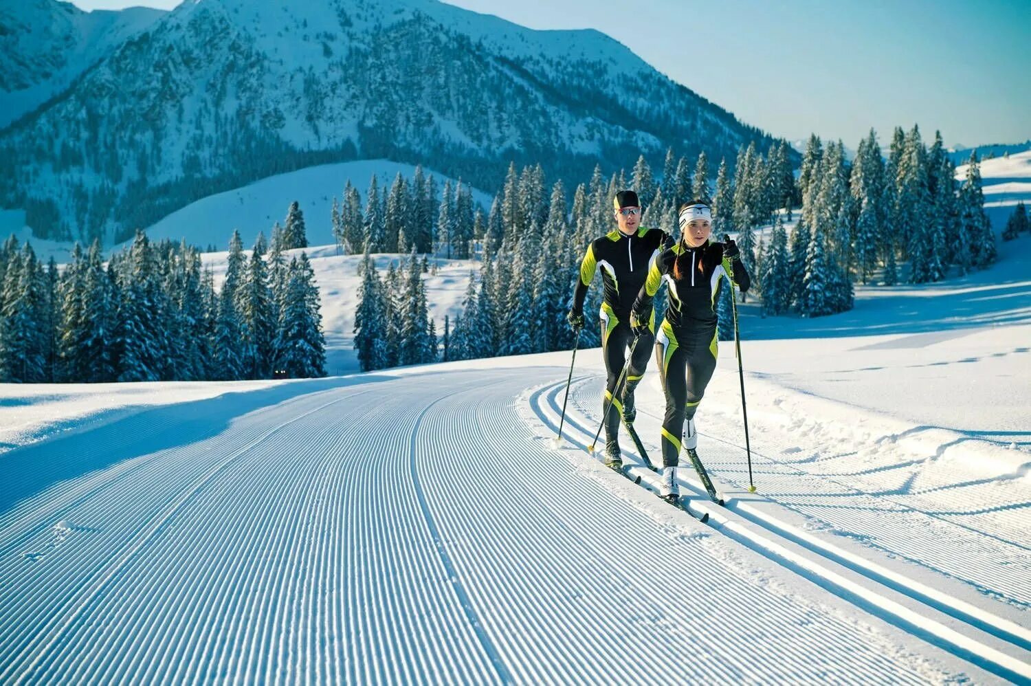 Skiing cross country skis. Беговые лыжи. Лыжники. Спортивные лыжи. Лыжи спортивные беговые.