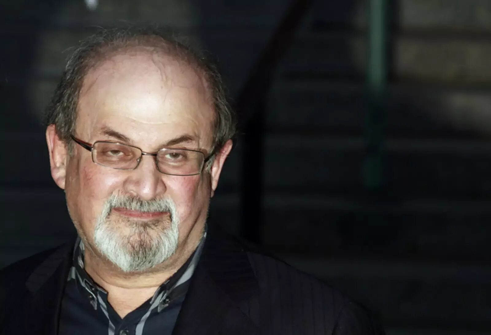 Салман рушди нападение. Salman Rushdie. Писателя Салмана Рушди. Салман Рушди — стыд.