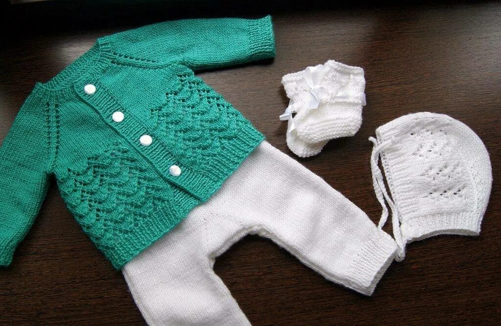Кофточка для новорожденного. Вязаные кофточки для новорожденных. Кофточка для новорожденных спицами 3 6 месяцев. Выкройка кофточки для новорожденного спицами 0-3 месяцев. Кофта спицами для новорожденных.