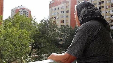 Бабушка на балконе