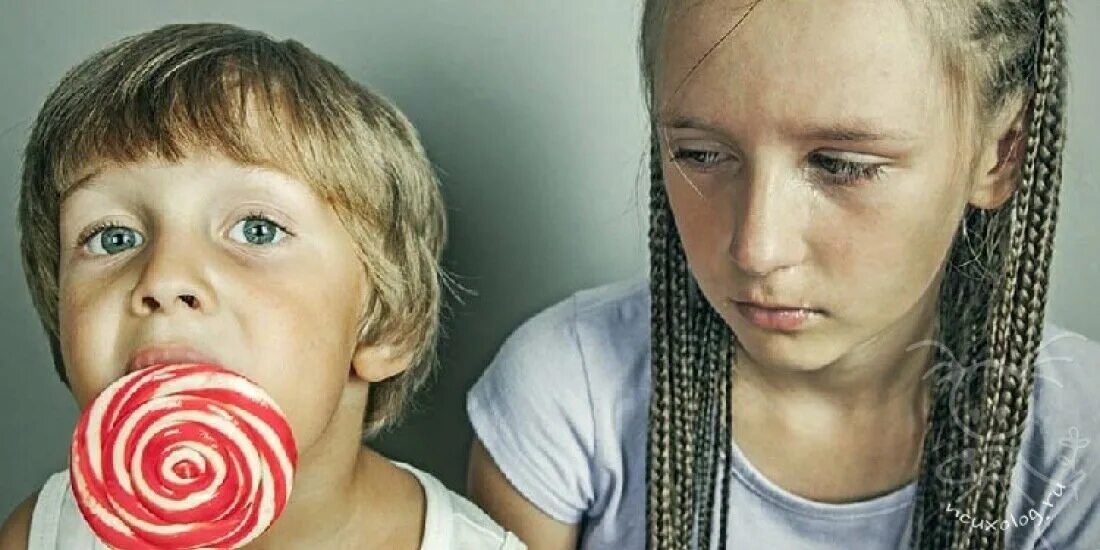Дети разные бывают. Сладости для детей. Дети за столом. Девочка ест торт. Сладости для детей.