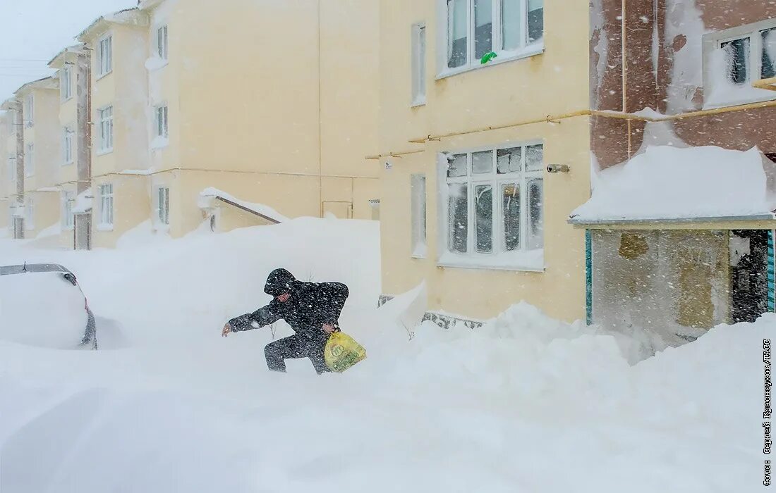 Снег на сахалине. Снег на сахалине. Южно-сахалинск сугробы. Сахалин снегопад 2022. Метель южно-сахалинск.