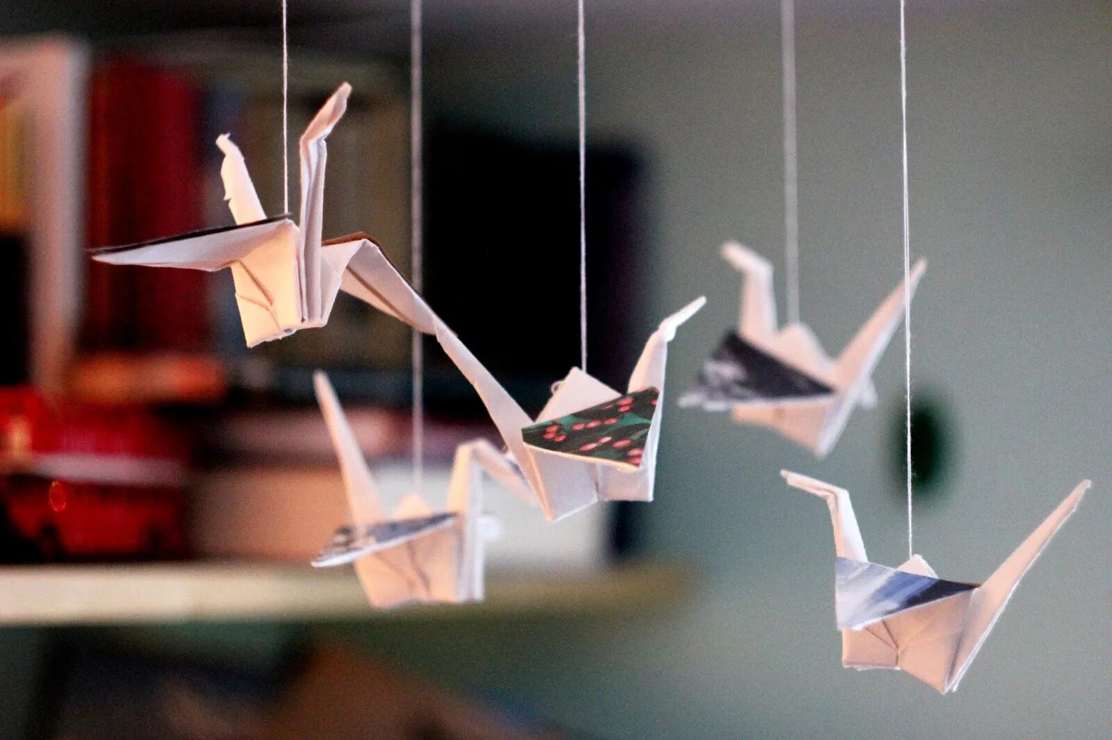 Журавлики счастья. Белые журавлики из бумаги. Японский журавлик цуру. Бумажный журавль. Оригами.