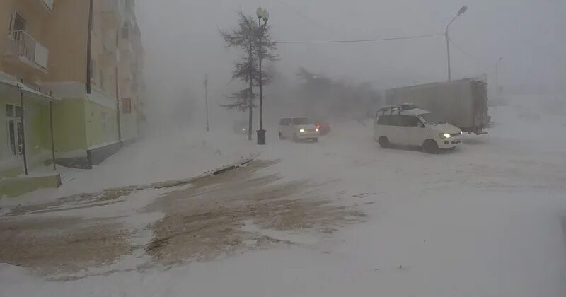 Магадан ветер. Магадан климат. Снесло крышу. Магадан ветер. Сильный ветер в магадане.