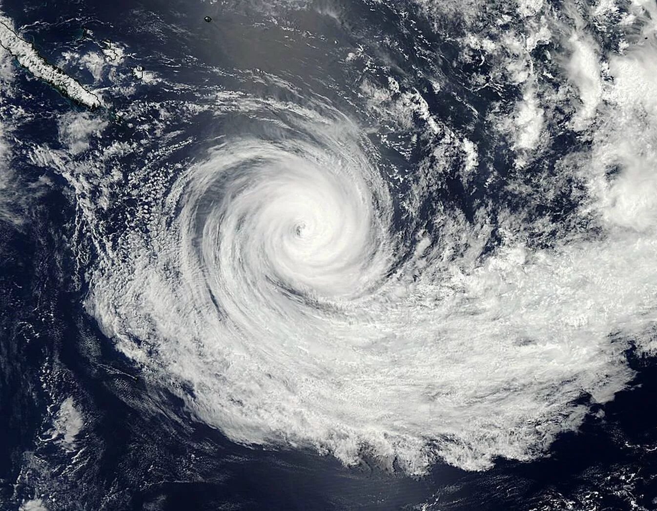 Антициклон это восходящий вихрь. Циклонический Вихрь. Tropical Cyclone. Атмосферные вихри. Шторм глаз