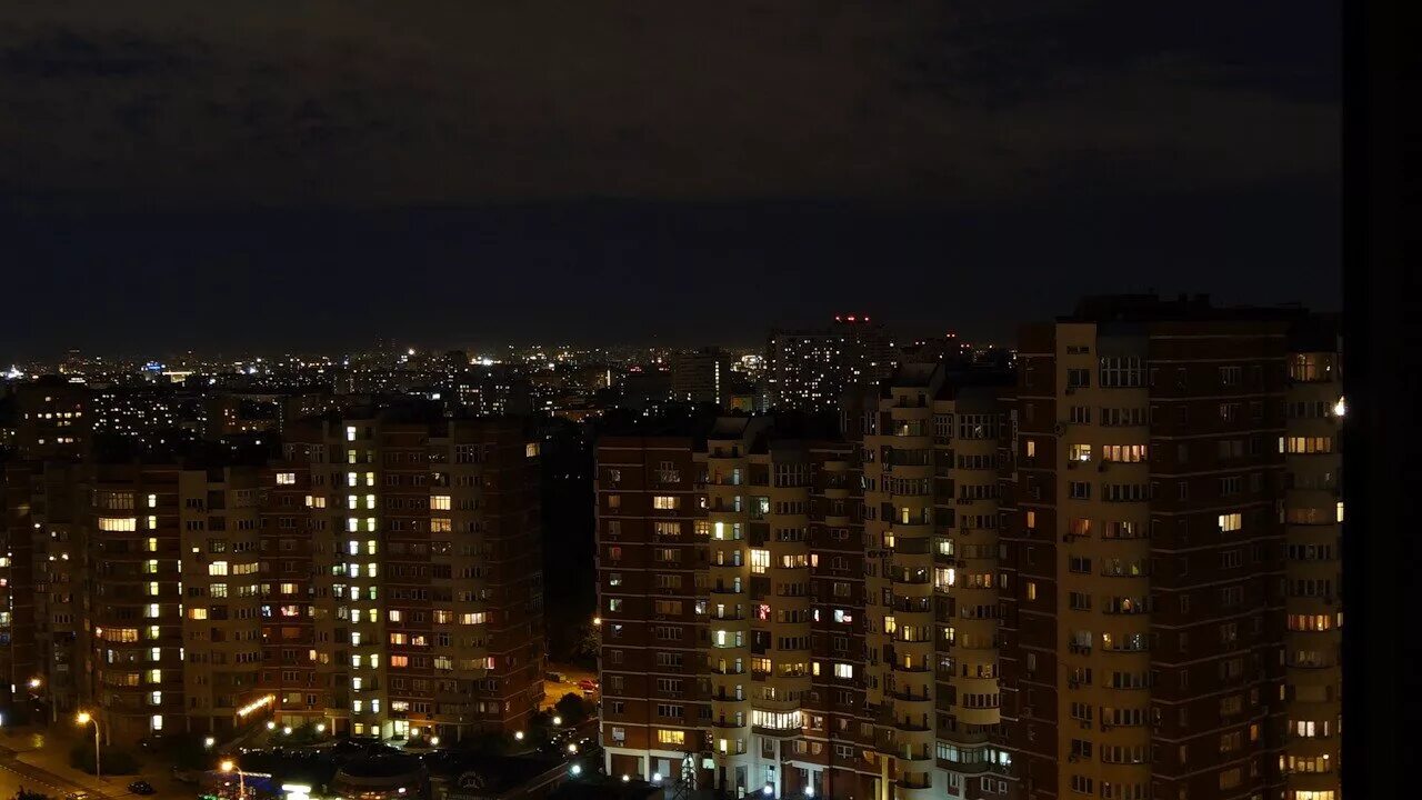 Огни москвы окна. Ночной вид из окна. вид ночного города из окна. ночной вид с балкона. вид из окна на ночной город.
