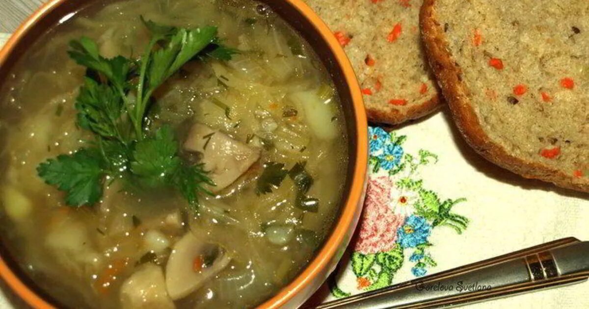 Томленые щи из квашеной капусты. Серые щи великий новгород. щи с солониной. щи с шампиньонами постные. щи из квашеной капусты с шампиньонами.