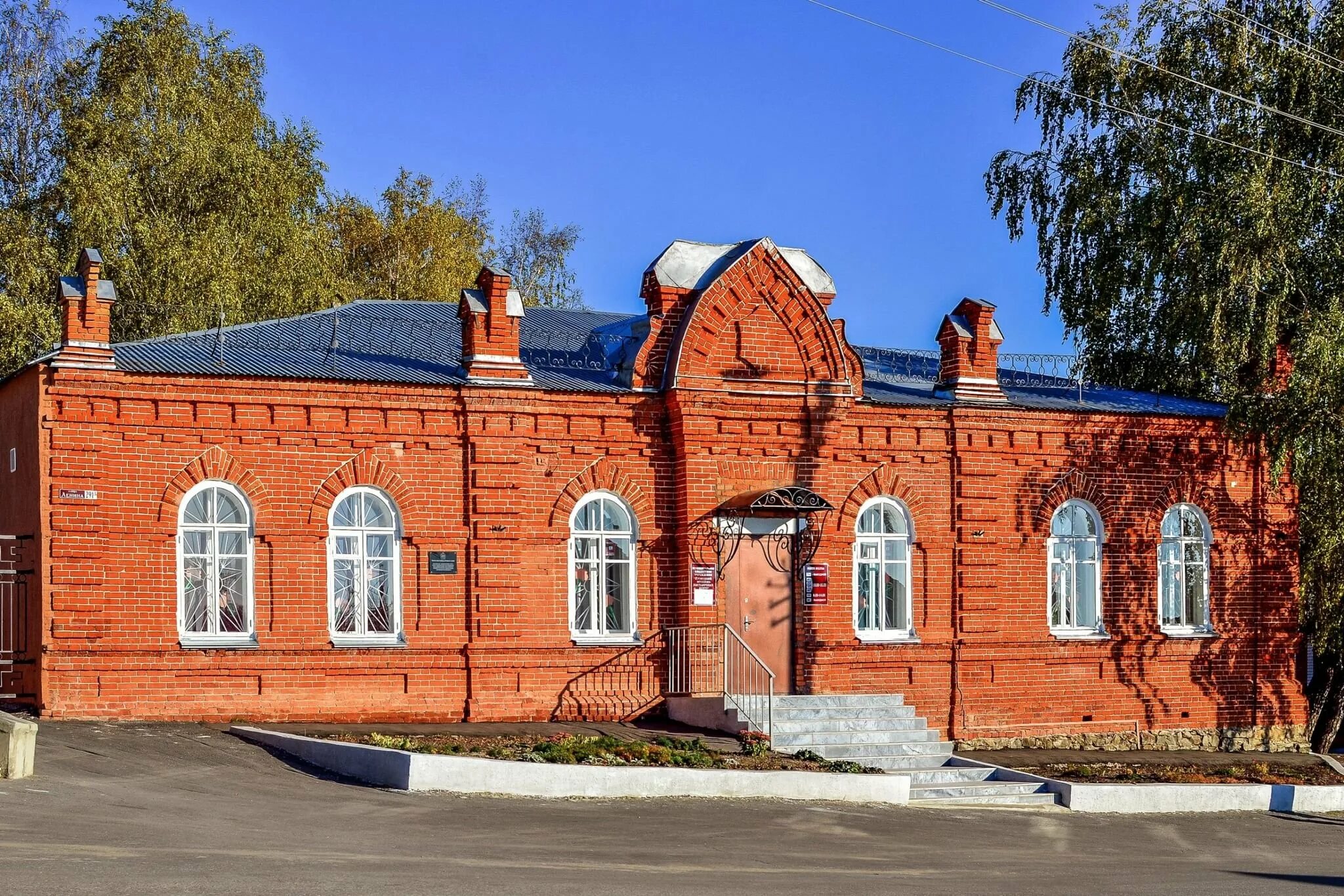 Сайты г кузнецк. Музей воинской славы Кузнецк. Музей воинской славы в городе Кузнецк. Краеведческий музей город Кузнецк Пензенская область. Улица Ленина Кузнецк Пензенская область.