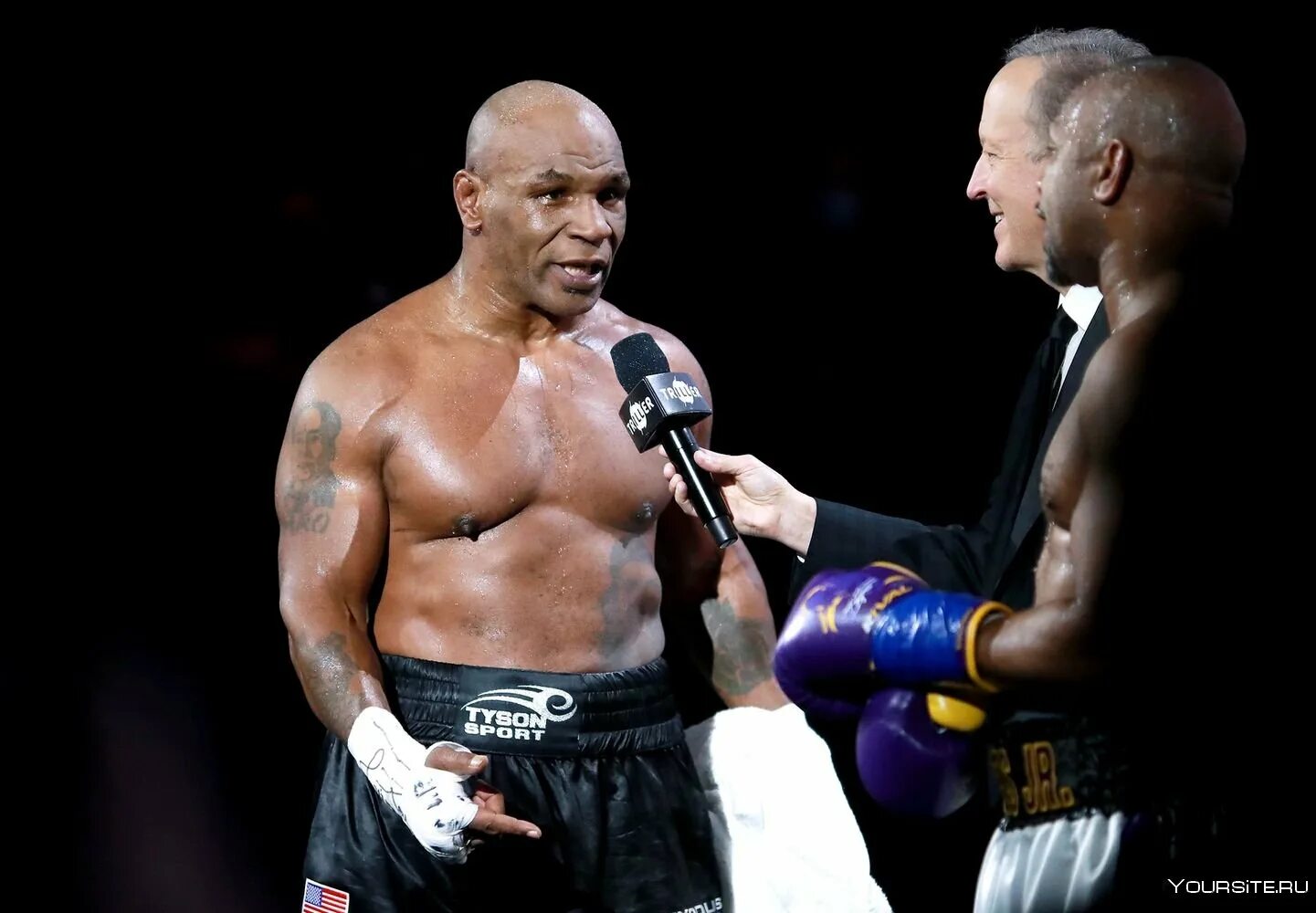 Майк Тайсон боксер. Майк Тайсон Холифилд. Бой 2020 Тайсон Холифилд. Mike Tyson 2022. Сколько сейчас лет майк тайсону