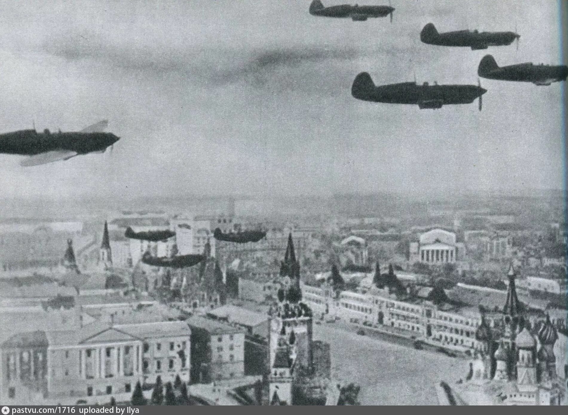 Налет немецкой авиации на Москву 22 июля 1941 года. Бомбёжка Москвы 1941. Битва над Москвой 1941. Парад во время войны