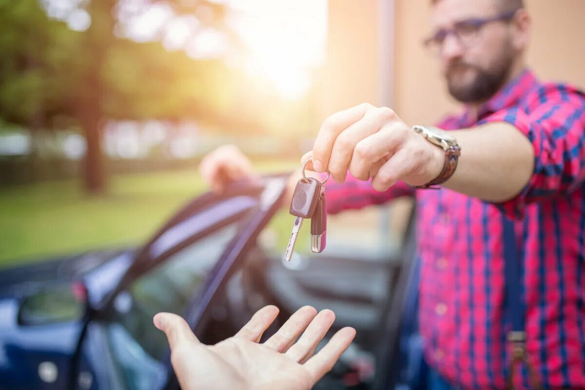 Keyed my car. Человек с ключами от машины. Парень с ключами от машины. Мужчина с ключами от авто. Ключи для машины.