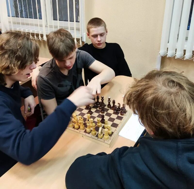на товарищеском турнире школьников по шахматам