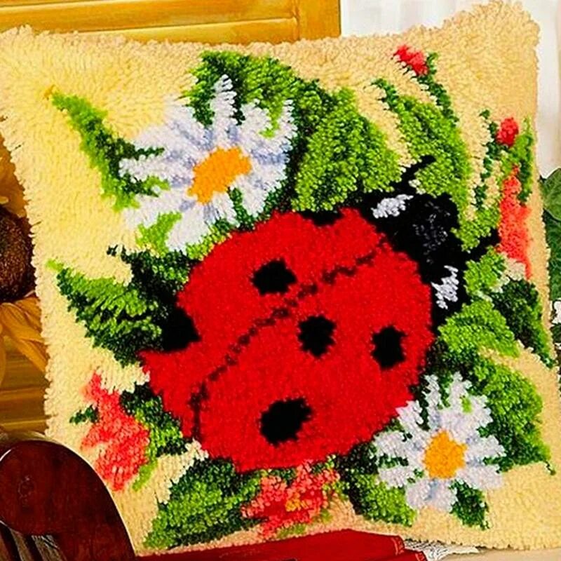Ковровая техника наборы. Подушки Вервако вышивка Божья коровка. Ковер Вервако Божья коровка. Подушки в ковровой технике. Коврик для вышивания в ковровой технике.
