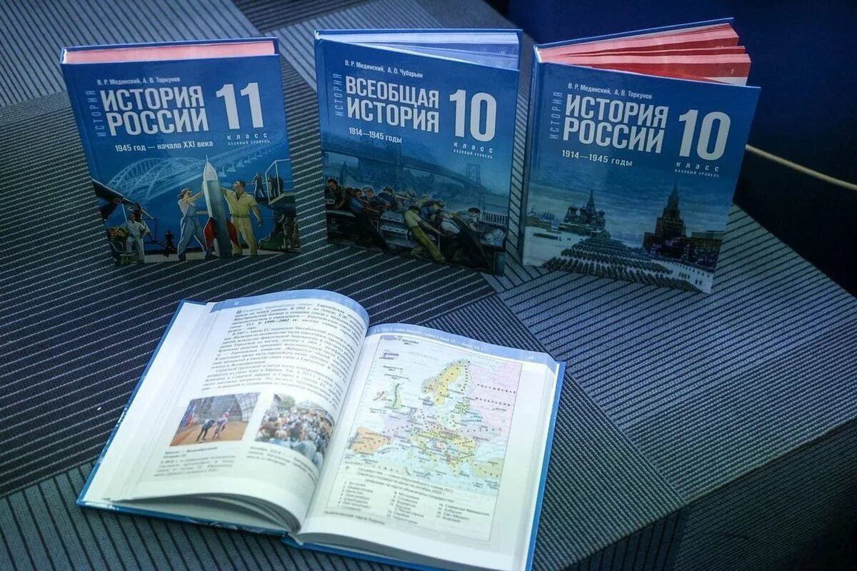 Мединский торкунов учебник истории 2023. Учебник 10-11 класса история Мединский. Новые учебники по истории. История : учебник. Новый учебник истории России.