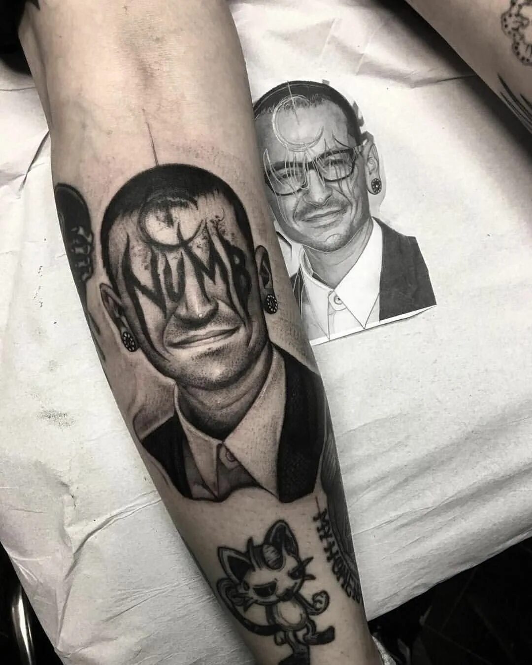 Татуировка в память о маме. Татуировка в память об отце. Тату о покойном отце. Chester bennington тату. Наколка в память об отце.