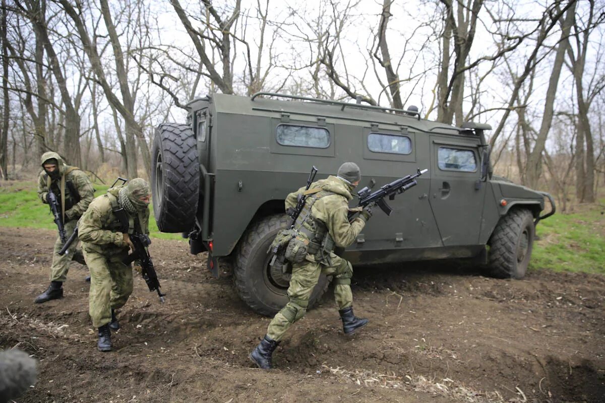 Боевой дозор. Тигр бронеавтомобиль спецназ. Спецназ учения. Военная техника спецназа. Техника спецназа России.