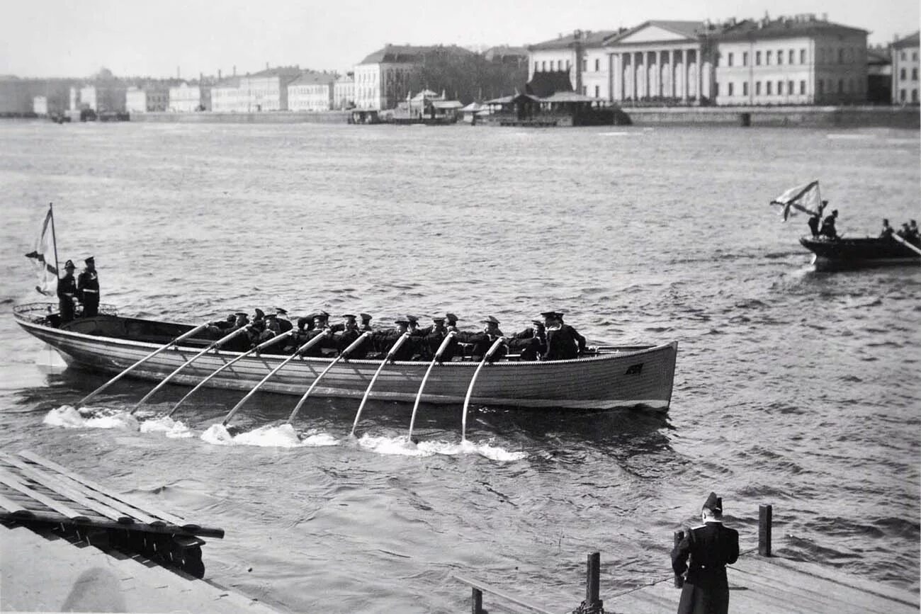 Шлюпка 18. Баркас 10 весельный. Лодка на Неве 19 век. Баркасы на Неве. Баркасы с 1910 годы.