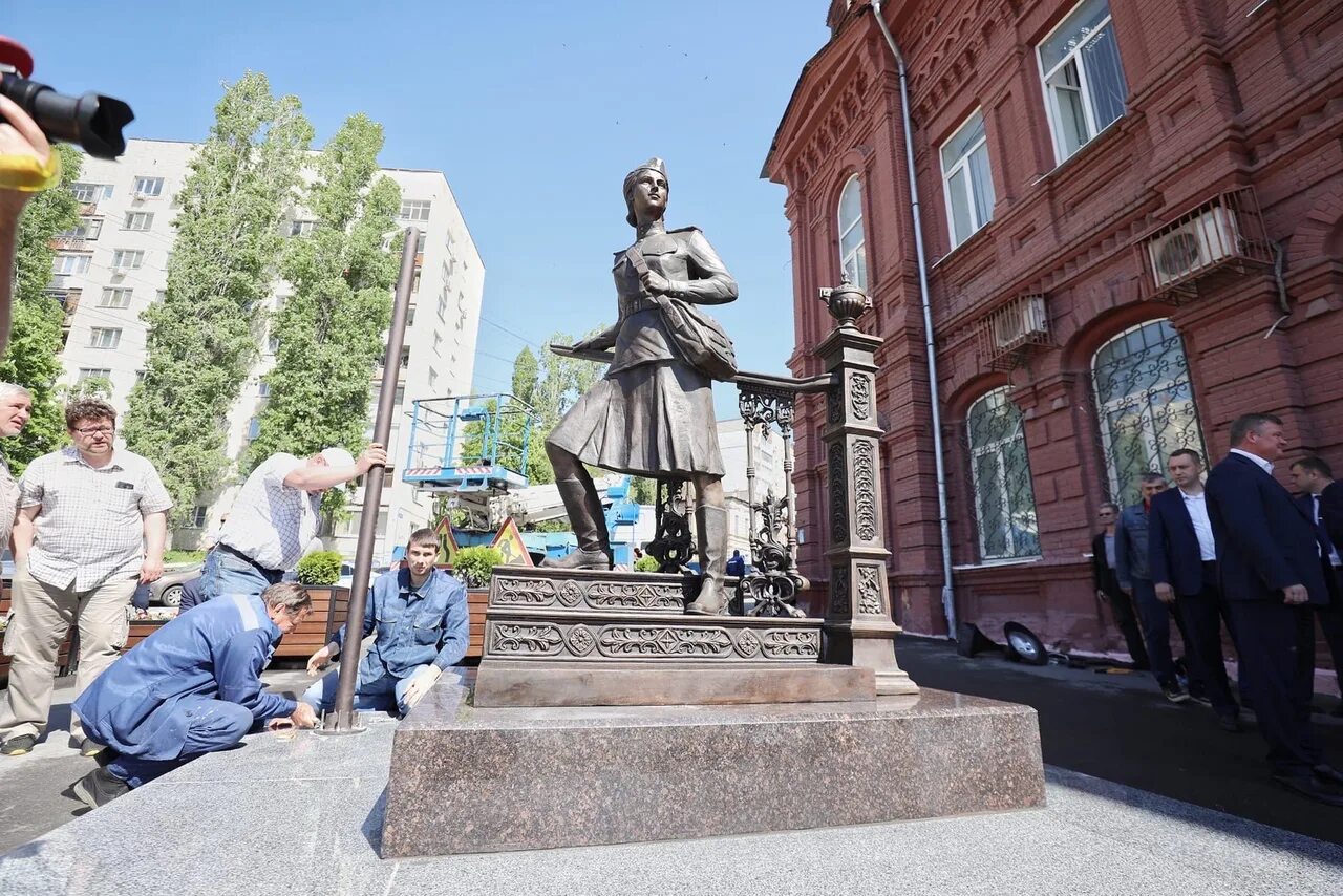 Памятники саратова. Памятник военной медсестре Саратов. Памятник медицинской сестре Саратов. Скульпторы Саратова Пальмин. Памятник на Чернышевского Радищева Саратов.