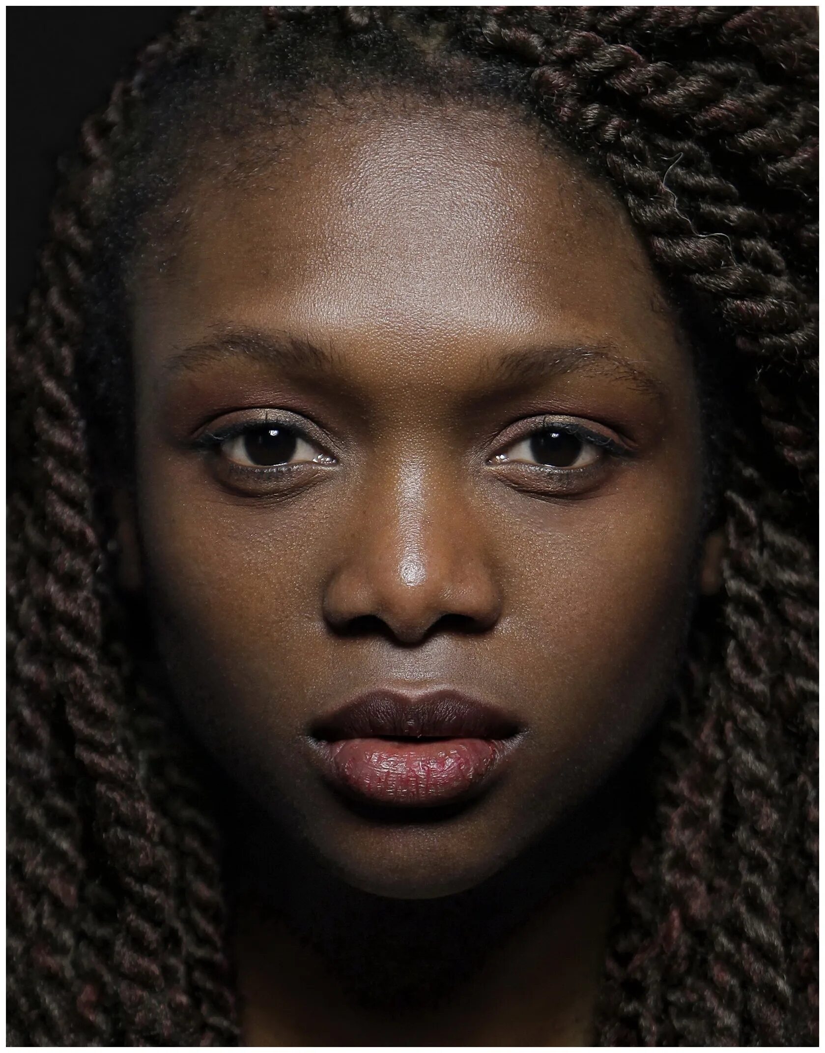 Губы негроидной расы. Темнокожая женщина. Девушка афроамериканка. Красивые черные женщины. Портрет негритянки.