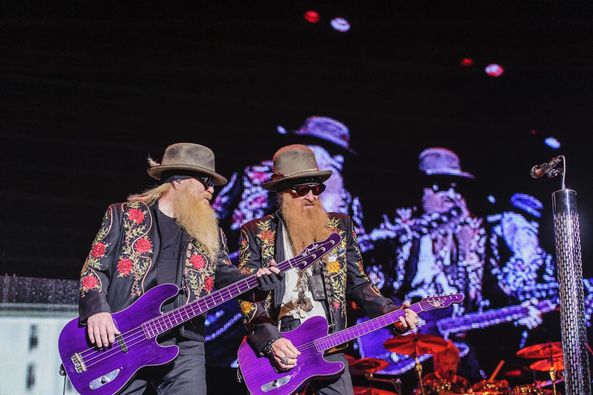 Зз топ слушать. Zz top. зизи топ молодые. zz top headless guitar. zz top guitars.