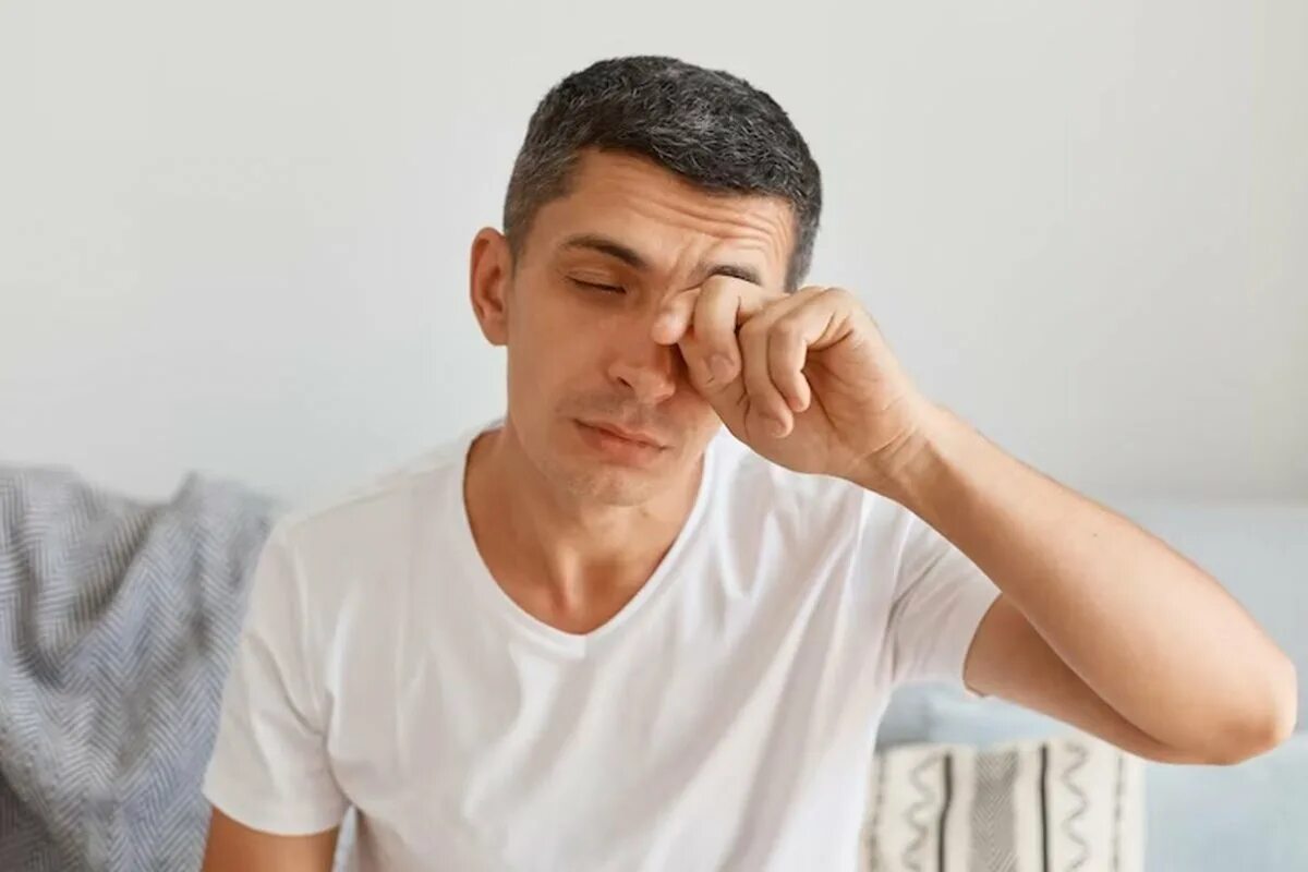 Дергается глаз болит. Кружится голова болят глаза. Болит голова после сна. Сон для усталых взрослых людей. Таблетки болят зрения утро.