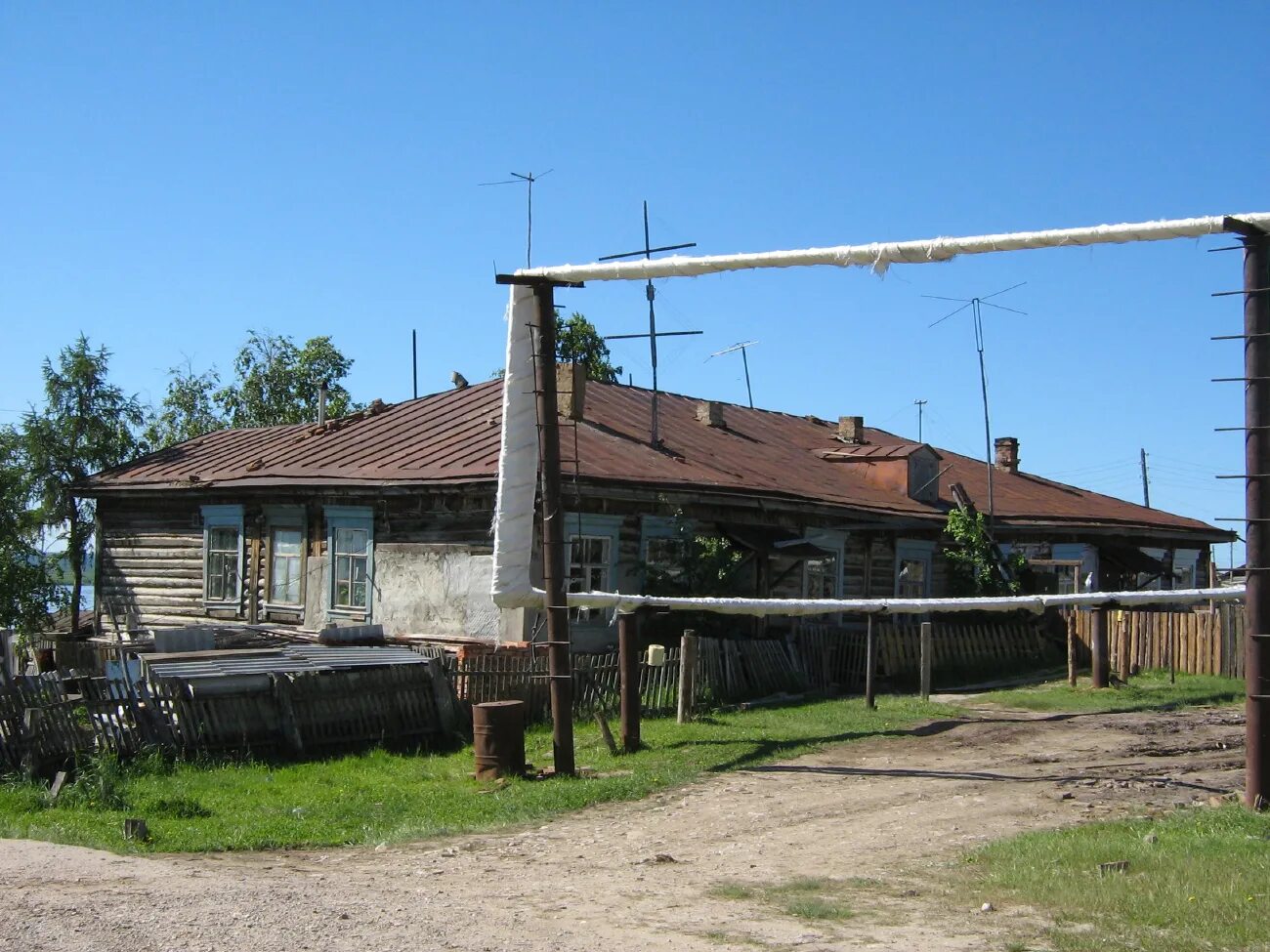 Орджоникидзе 80. Дом Орджоникидзе в Покровске. Покровск Якутия. Покровск фото. Фото Орджоникидзе и первоуральцы.