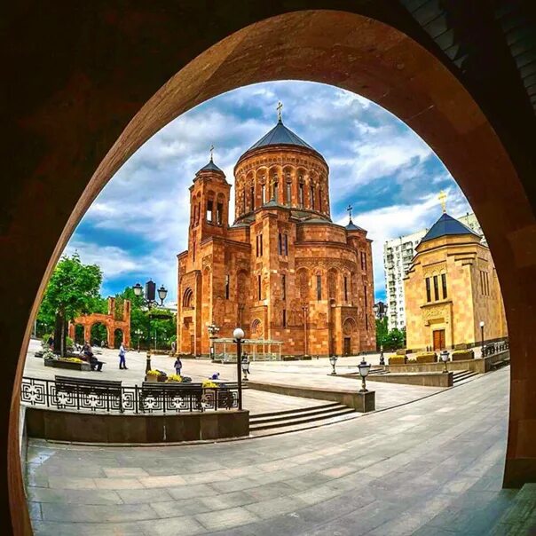 Армянская церковь работает. Армянская апостольская церковь олимпийский проспект. Армянская апостольская церковь олимпийский проспект. Храм армянской апостольской церкви в москве. Армянская церковь в москве марьина роща.