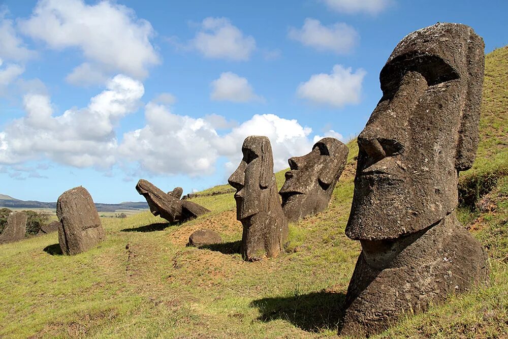 Какой стране принадлежат каменные статуи острова пасхи. Каменные истуканы острова Пасхи. Каменные статуи острова Пасхи. Остров Пасхи статуи Моаи. Истуканы Рапа-Нуи остров Пасхи.