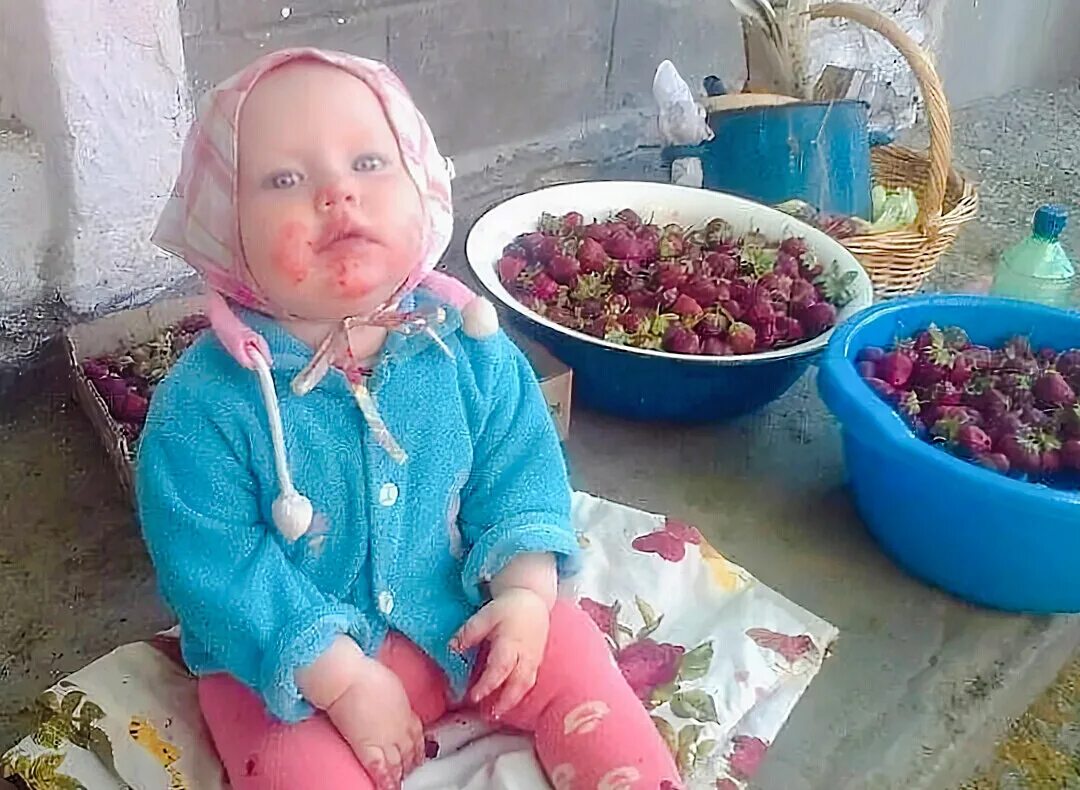 Смешные дети. Обожралась ягодами. Ребёнок объелся ягод.