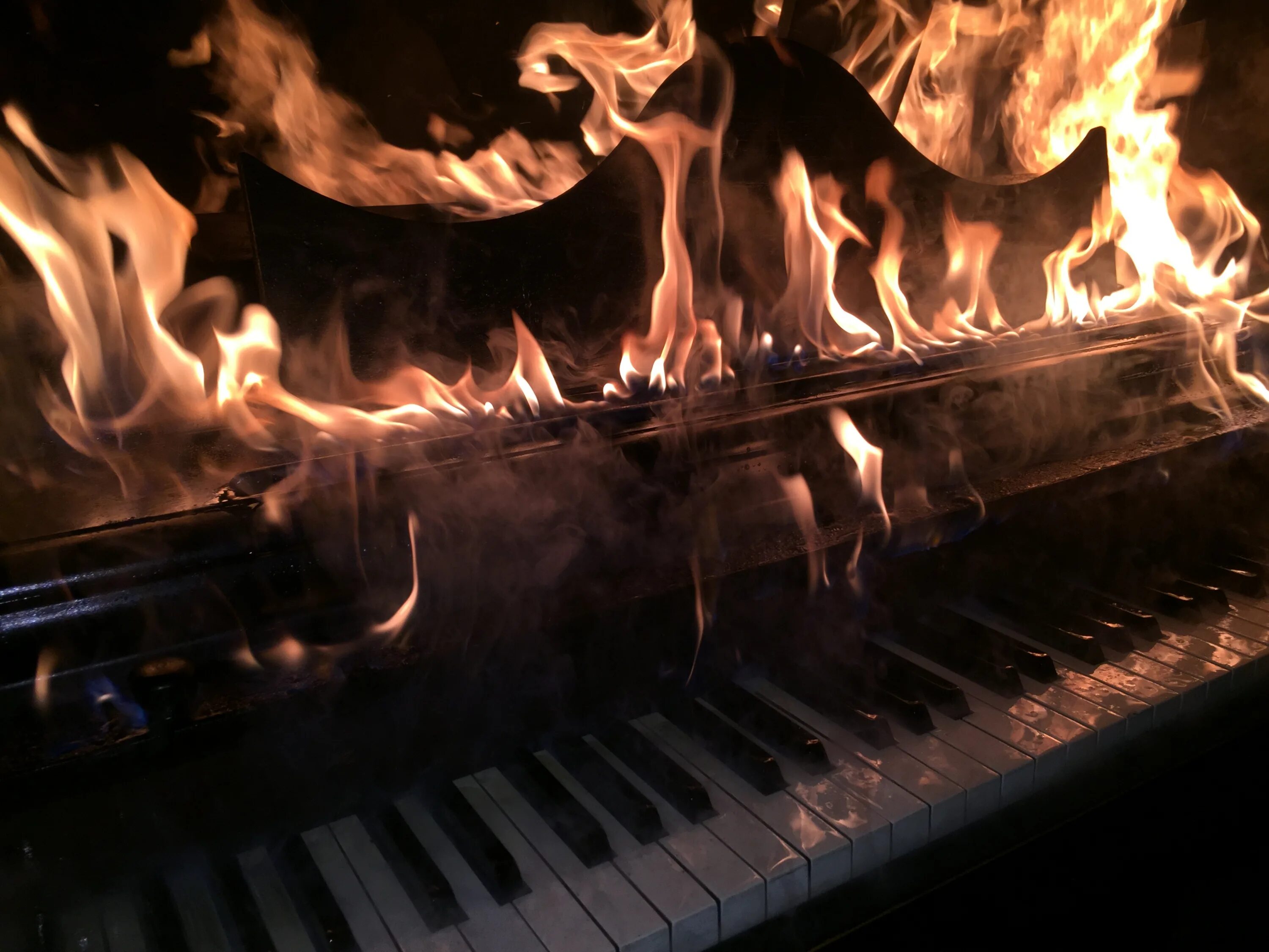 пианино горит. Burn piano. огненное пианист. горящий пианист. Burn piano.