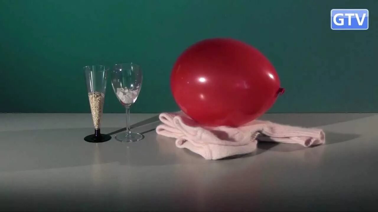 Эксперимент с шарами. Опыты с воздушными шарами. Опыт с шариками статическое электричество. Опыт с воздушным шариком. Наэлектризованный воздушный шарик.