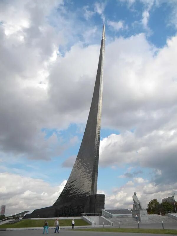 Аллея космонавтов монумент покорителям космоса. Памятник монумент покорителям космоса у вднх. Музей космонавтики москва памятник. Монумент покорителям космоса в москве. Обелиск покорителям космоса в москве.