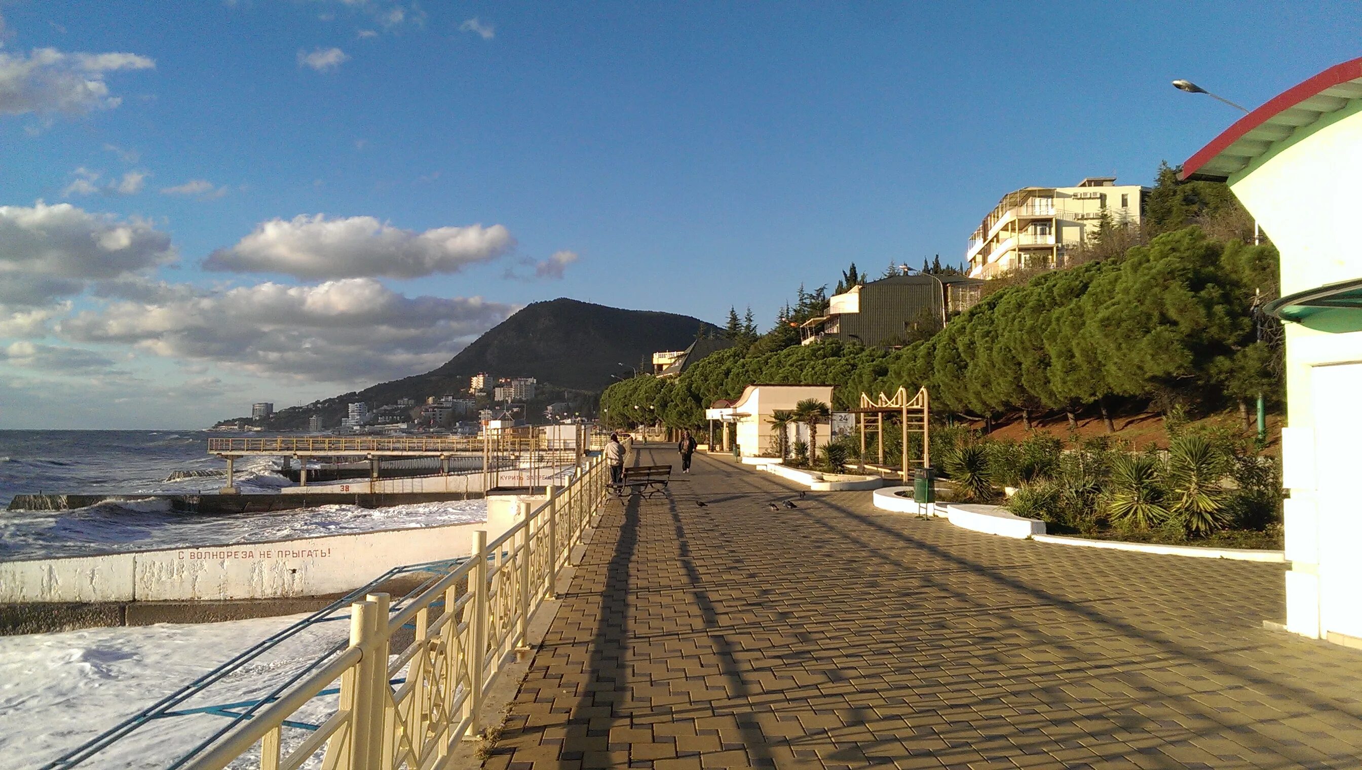 Город находился на южном берегу. Набережная города Алушта. Алушта Крым. Город Крым город Алушта. Алушта городская набережная.