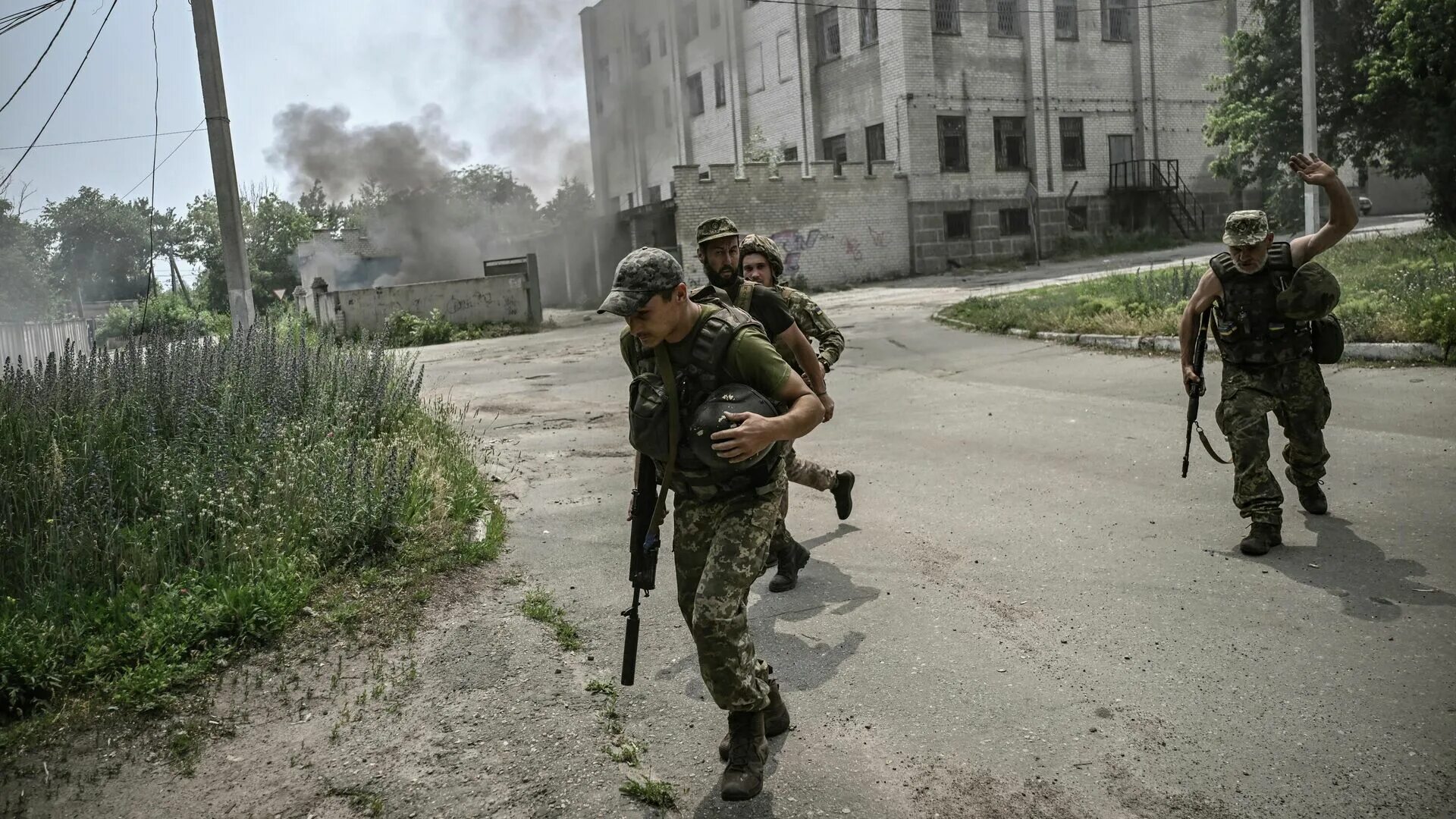 Новости войны 5 апреля. Российские солдаты на Украине. Украинские солдаты бегут. Военные действия.