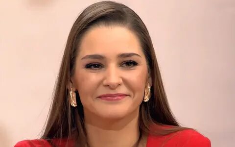 Пикапшылар сауда орталығында брюнетканы көтеріп алды.