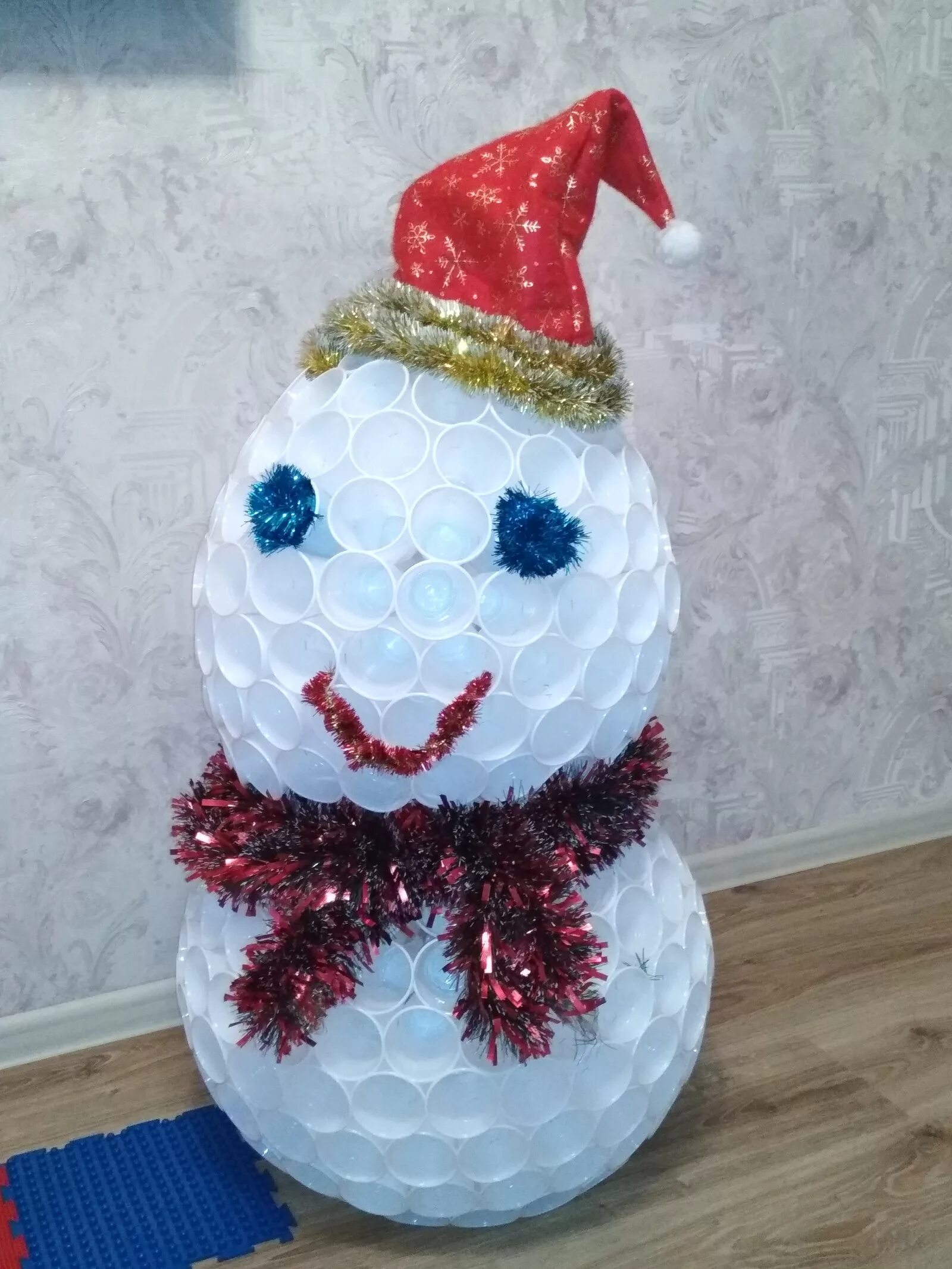 снеговик из пластиковых стаканчиков. елочные игрушки из пластиковых бутылок. крупные поделки на новый год. снеговик своими руками на новый год. крупные поделки на новый год.