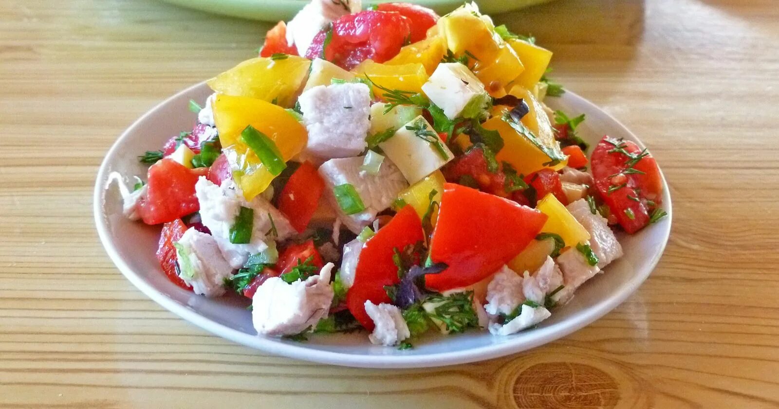 Салат куриное филе помидор. Салат с болгарским перцем и курицей. салат с болгарским перцем помидорами сыром. салат с куриной грудкой и болгарским перцем. салат с курицей и болгарским перцем и сыром.