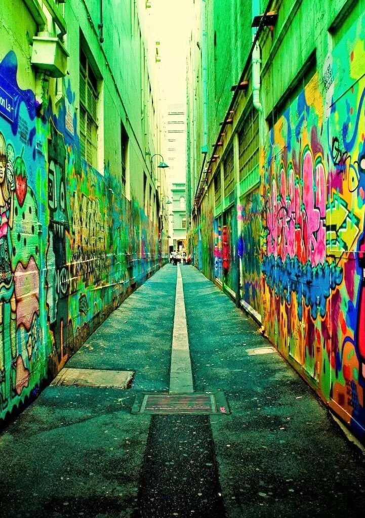 Кисло город. Граффити на стене. Разрисованные стены на улице. Уличные граффити. Яркие граффити.