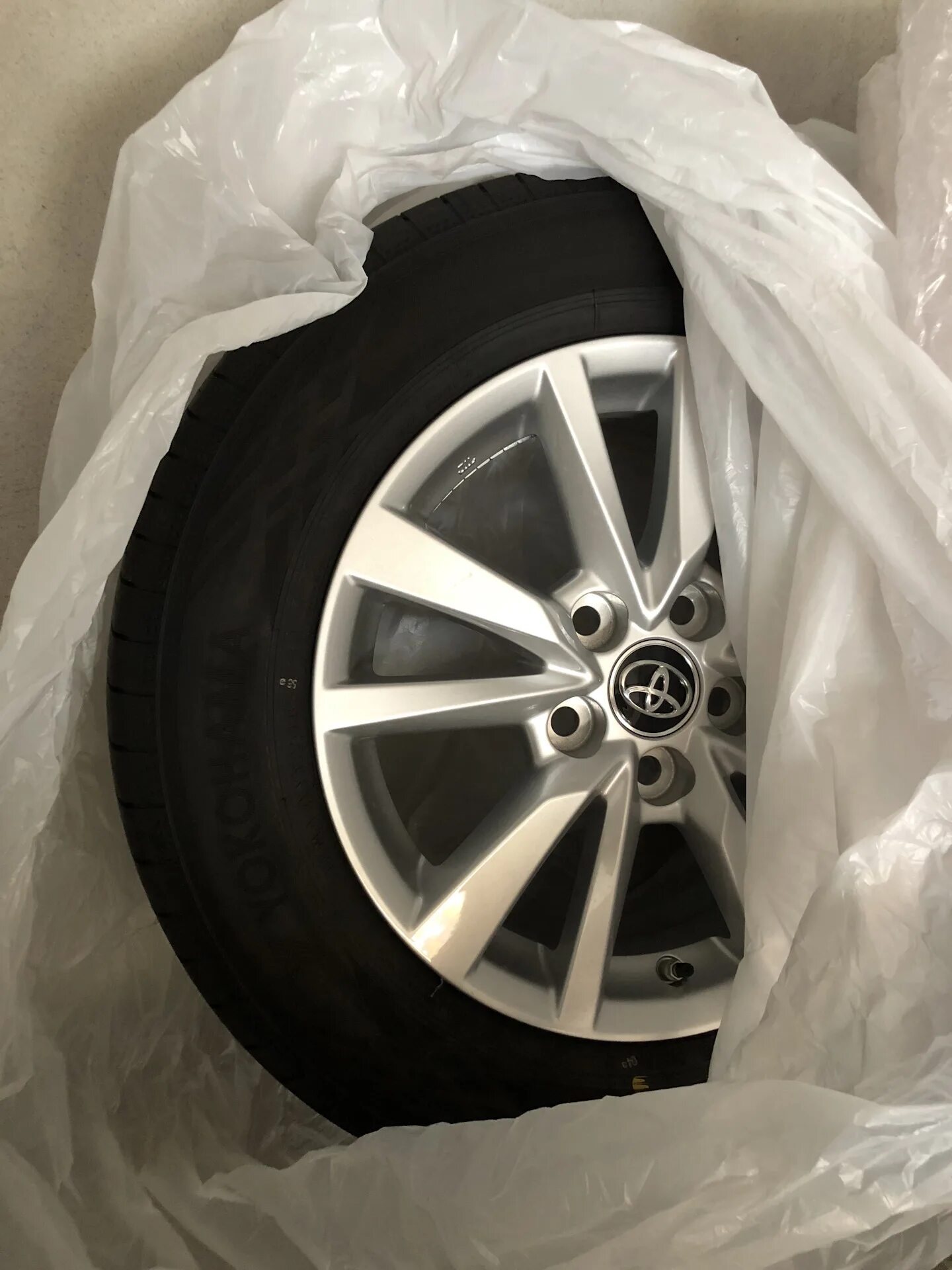 Toyota camry 55 колеса 17 дюймов. Диски тойота камри v55 r17. Оригинальные диски тойота королла 2014. 215 55 r17 камри. 215/65 r16 на камри 40.