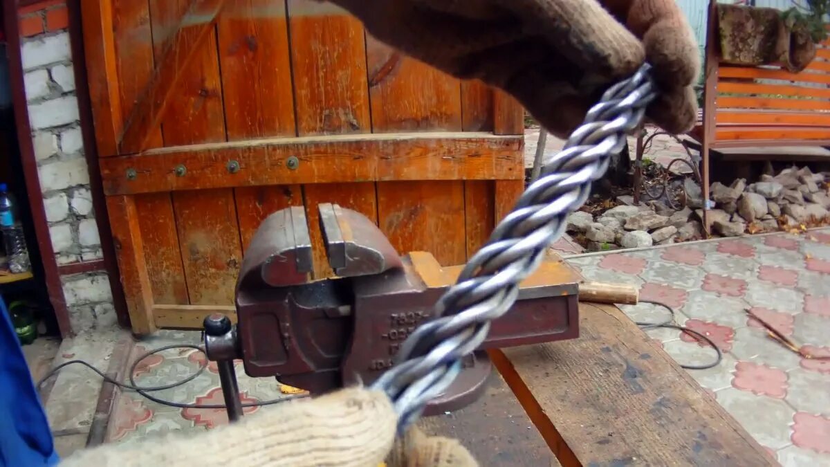 Золото вытягивают в проволоку. Медная проволока м1 м0к. Крюк для закручивания проволоки. Волочение проволоки. Цепной волочильный станок 600.