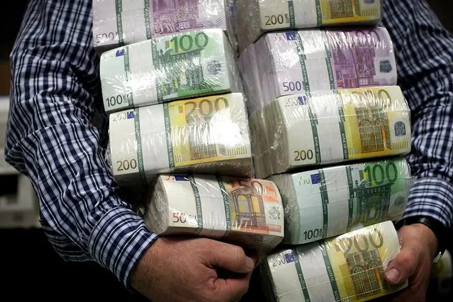 Мужчина с деньгами в руках. Зарабатывать деньги. Куча денег. Парень купается в деньгах. Потратить настоящие деньги.