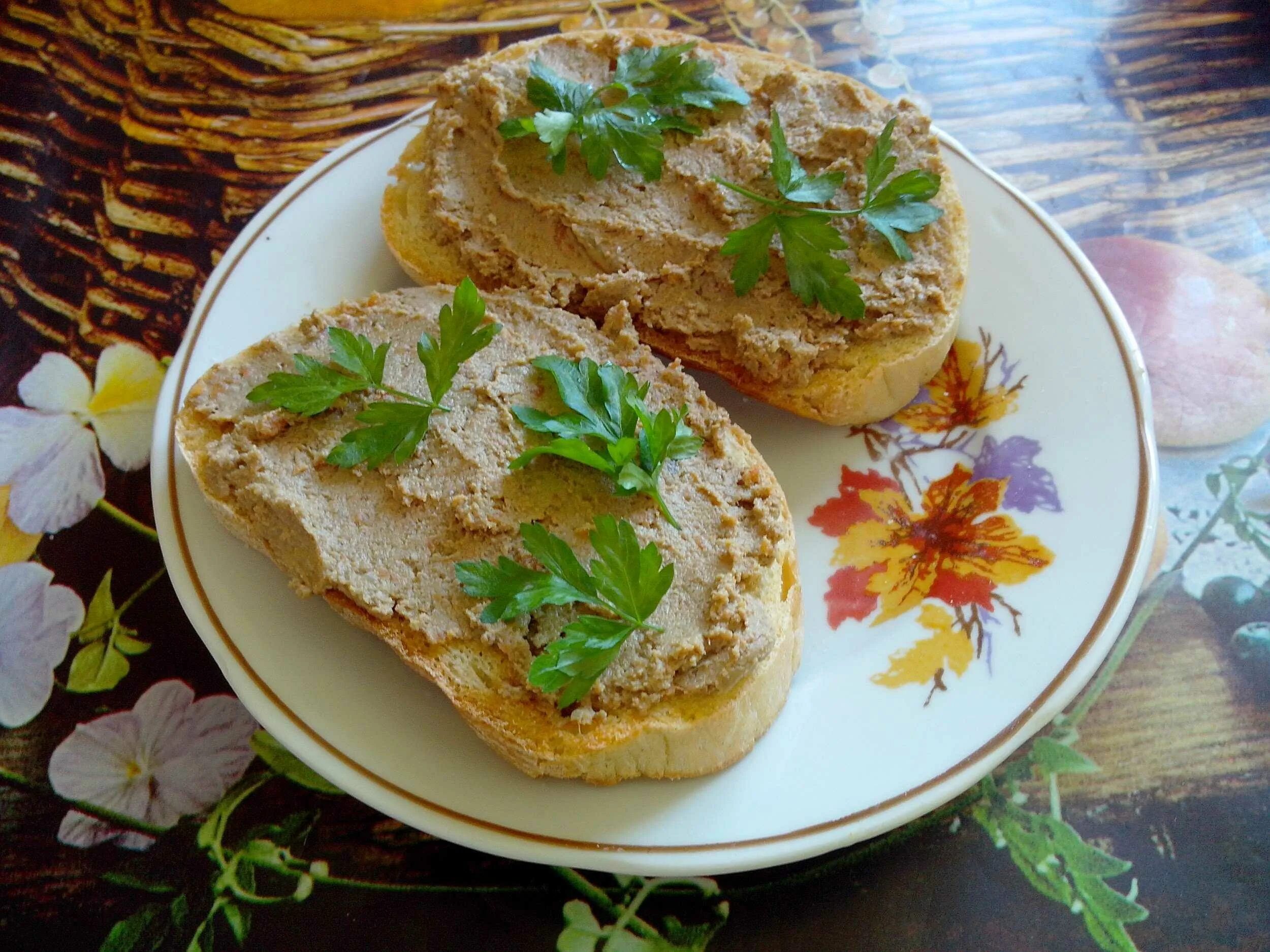 Нежный паштет из куриной печени. Бутерброды с печеночным паштетом. Бутерброды с паштетом из печени. Бутерброды с паштетом из печени куриной. Рецепт нежного паштета