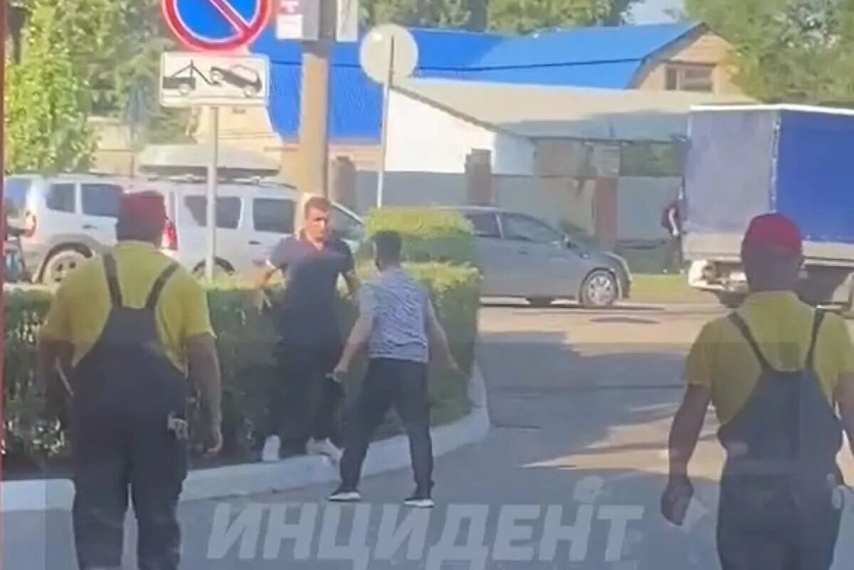 Красотка случайно сбила мужика, который потребовал компенсацию в виде секса