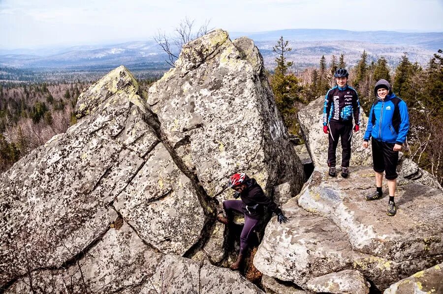 скалолаз висящий на скале. новости скалы. столбисты заповедник столбы. новости скалы. министр мчс сорвался со скалы.